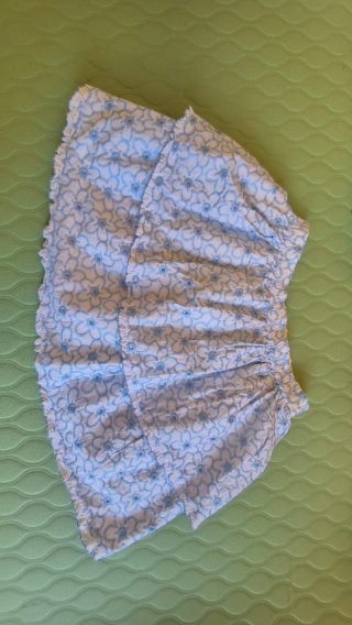 Falda corta floral blanca y azul