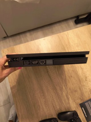 PS4 Slim 1TB Negra + 6 Juegos + 2 mandos +Maletín