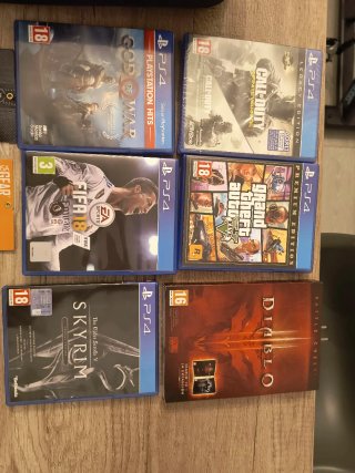 PS4 Slim 1TB Negra + 6 Juegos + 2 mandos +Maletín