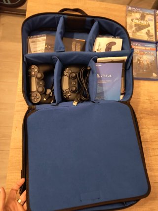PS4 Slim 1TB Negra + 6 Juegos + 2 mandos +Maletín