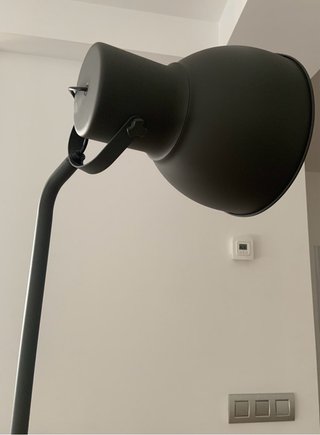 Lámpara de pie IKEA modelo HEKTAR con bombilla 20W