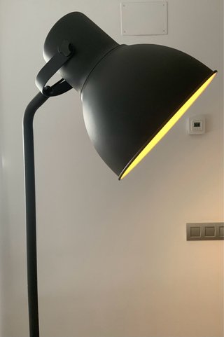 Lámpara de pie IKEA modelo HEKTAR con bombilla 20W