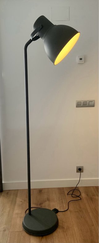Lámpara de pie IKEA modelo HEKTAR con bombilla 20W