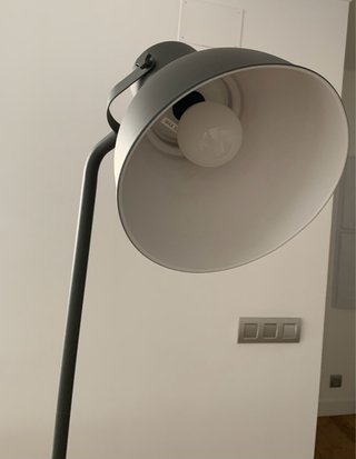 Lámpara de pie IKEA modelo HEKTAR con bombilla 20W