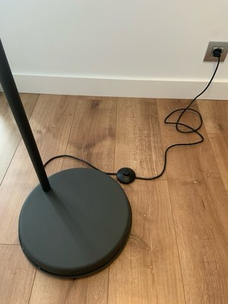Lámpara de pie IKEA modelo HEKTAR con bombilla 20W