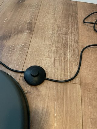 Lámpara de pie IKEA modelo HEKTAR con bombilla 20W