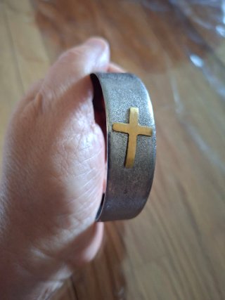 Braccialetto in acciaio con croce in ottone