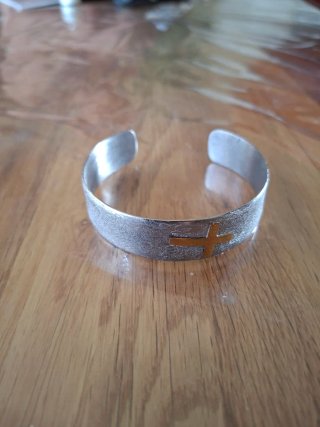 Braccialetto in acciaio con croce in ottone