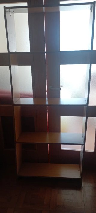 Estantería de madera color beige/marrón