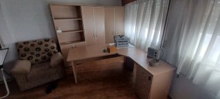 Mesa y armarios de oficina