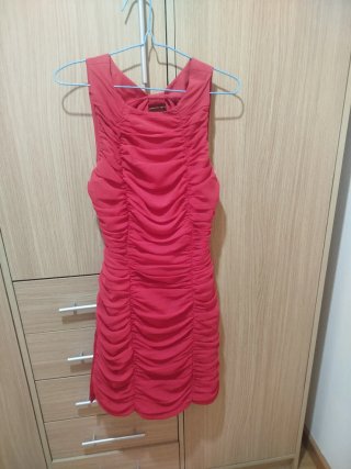 vestido rojo corto fruncido