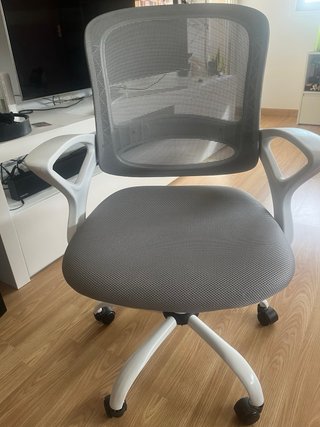 Silla de escritorio gris y blanca