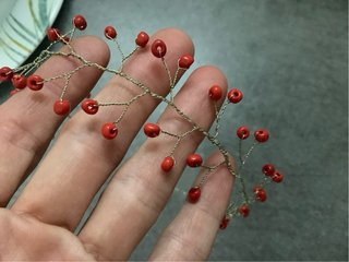 Gargantilla dorada con cuentas rojas