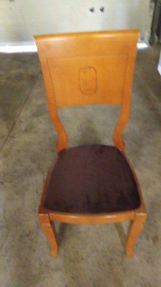 Silla de comedor naranja con asiento marrón