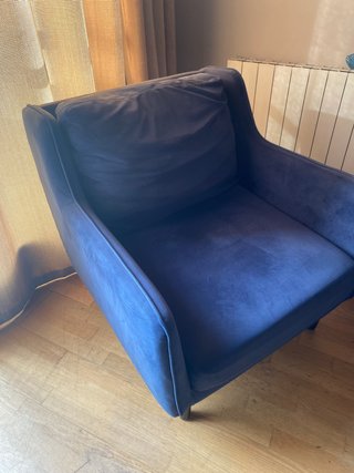 Sofá de terciopelo azul  Los tres por 50e