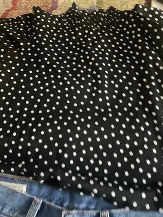 Falda vaquera y camiseta lunares