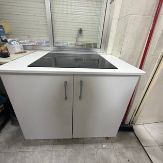 Placa de inducción y mueble de cocina