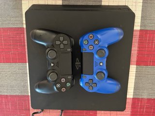 PS4 (PlayStation 4) Negra + 2 Mandos