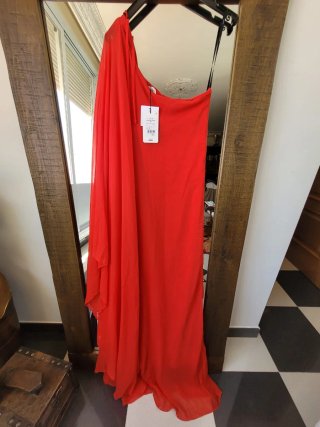 Vestido invitada rojo asimétrico capa L
