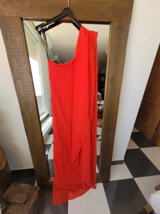 Vestido invitada rojo asimétrico capa L
