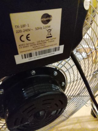 Ventilador de pie grande metálico con ventilación,