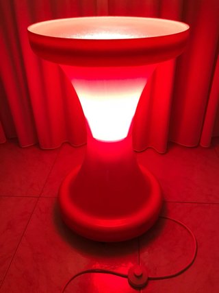 Tavolino vintage rosso in plastica