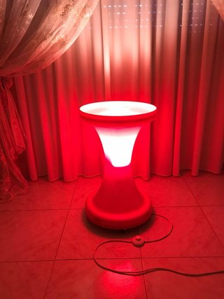 Tavolino vintage rosso in plastica