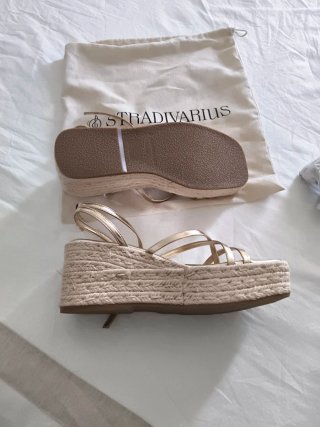 Sandalias cuña Stradivarius doradas talla 38