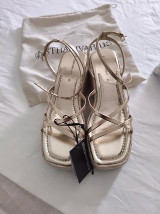Sandalias cuña Stradivarius doradas talla 38