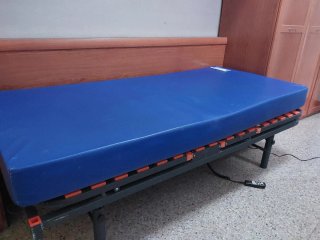 Cama articulada metálica y de madera