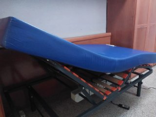 Cama articulada metálica y de madera