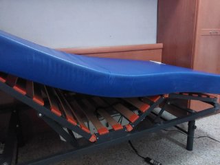 Cama articulada metálica y de madera