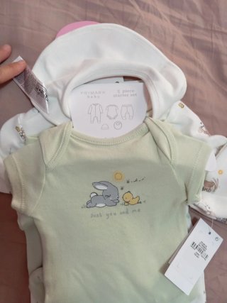 Pelele recién nacido con gorrito y babero, body
