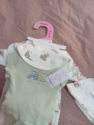 Pelele recién nacido con gorrito y babero, body