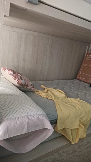 Habitación juvenil con litera y cama nido