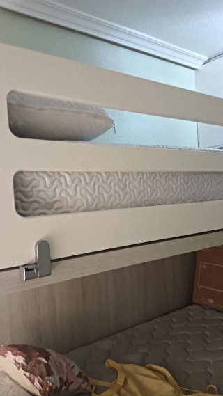 Habitación juvenil con litera y cama nido