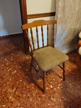 Sillas de madera estilo clásico. 3 unidades dispon