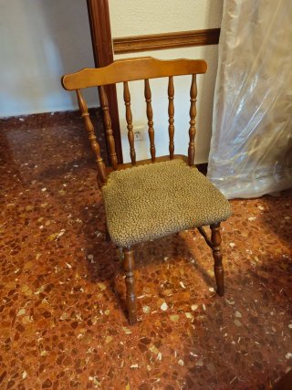Sillas de madera estilo clásico. 3 unidades dispon