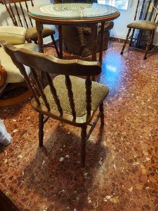 Sillas de madera estilo clásico. 3 unidades dispon