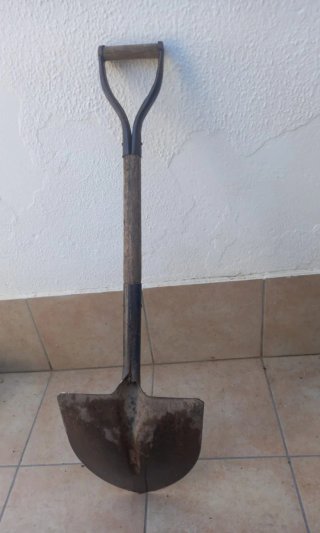Pala antigua para huerto/obras