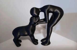 Scultura moderna uomo e cane amore