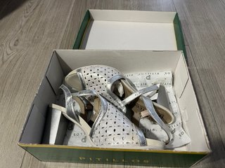 Zapatos de tacón P plateados talla 39