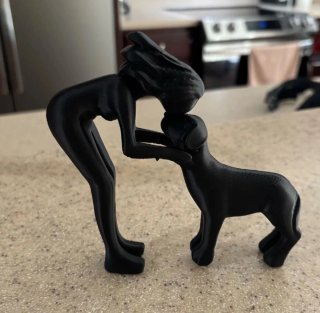 Statua donna e cane amore bacio