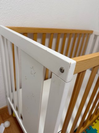 Cuna de madera y blanca