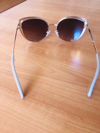 Gafas de sol BCBG Max Azria doradas y blancas