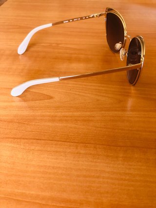 Gafas de sol BCBG Max Azria doradas y blancas