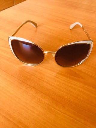 Gafas de sol BCBG Max Azria doradas y blancas