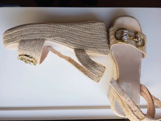 Sandalias cuñas Rafia Beige con hebilla Dorada