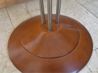 Perchero de pie de aluminio y madera con paragüero