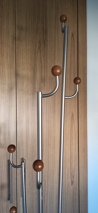 Perchero de pie de aluminio y madera con paragüero